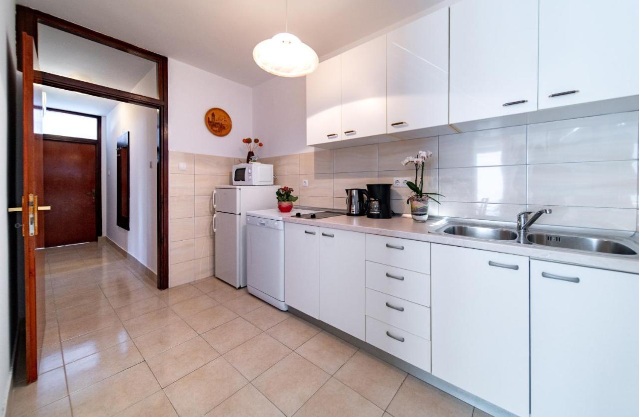 Apartments Lazaric Лопар Екстериор снимка
