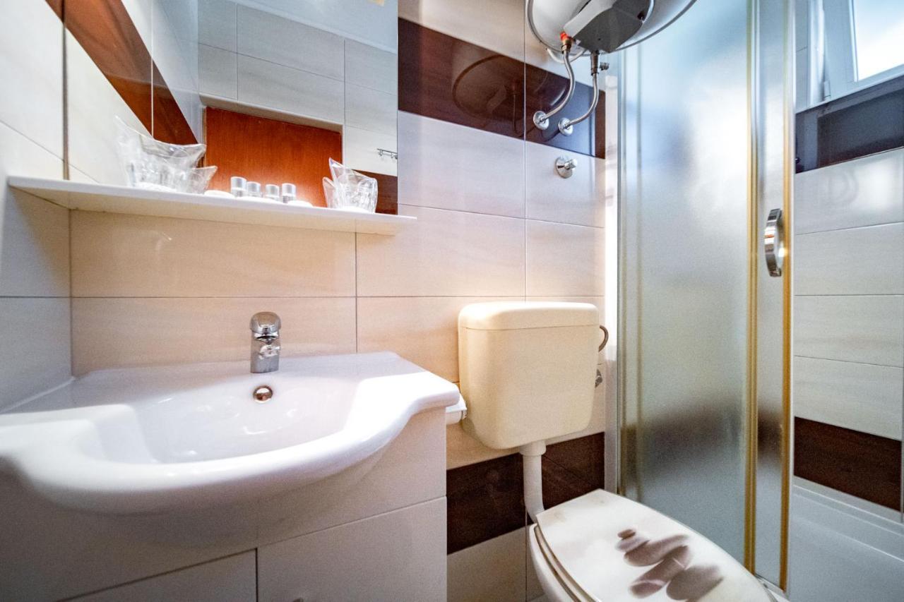 Apartments Lazaric Лопар Екстериор снимка